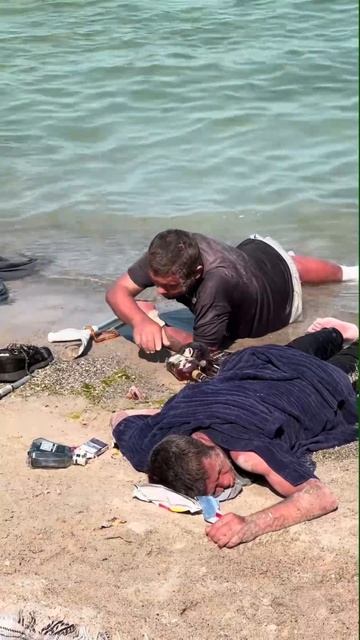 Единственный выживший в кораблекрушении спасает самое ценное