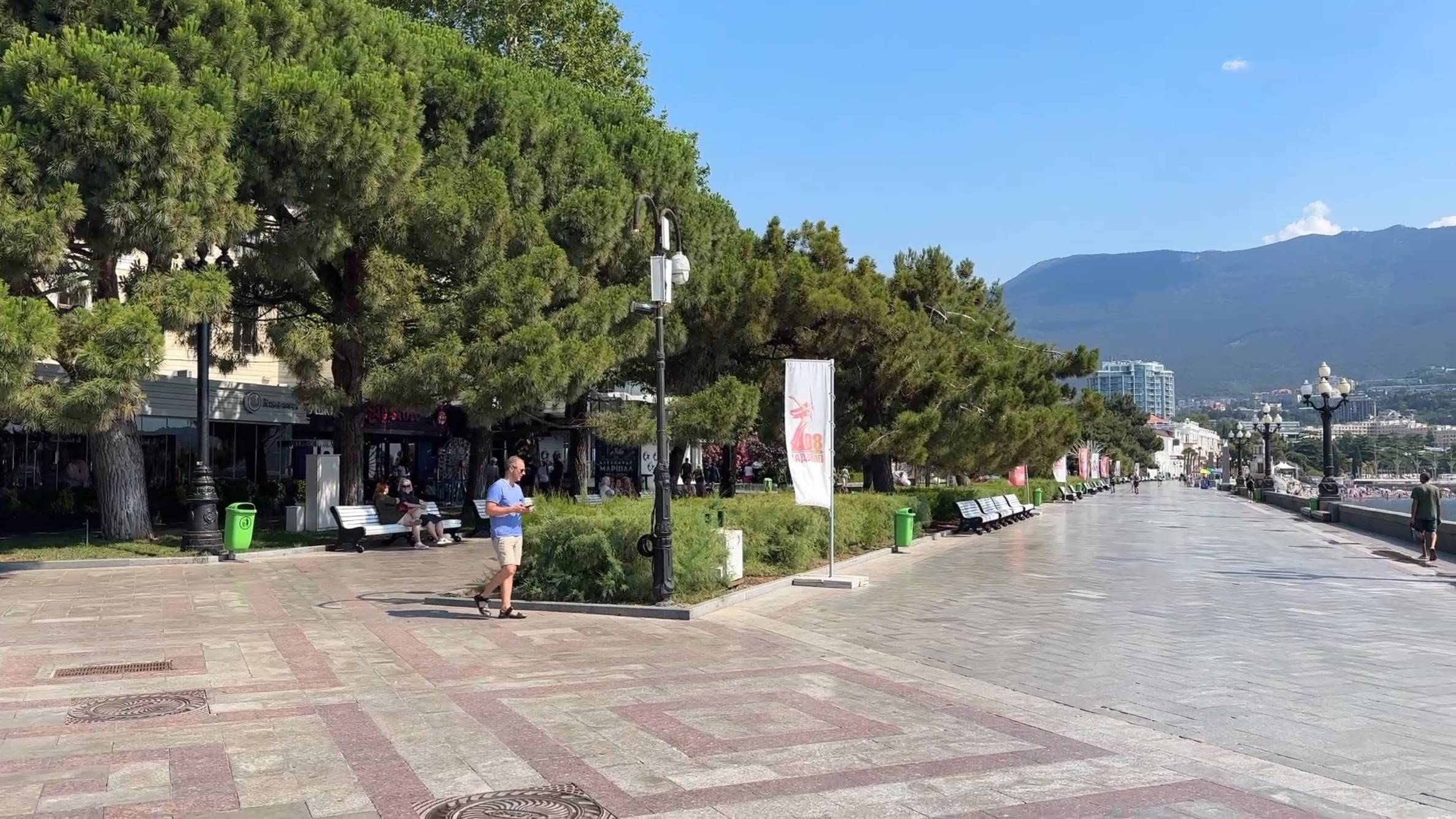 Ежедневная вебкамера Ялты 16 июля 2025. До обеда было солнце, а после дождь пошёл.