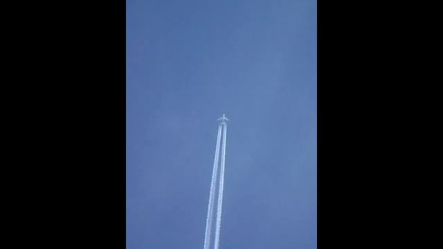 В ясном небе самолет