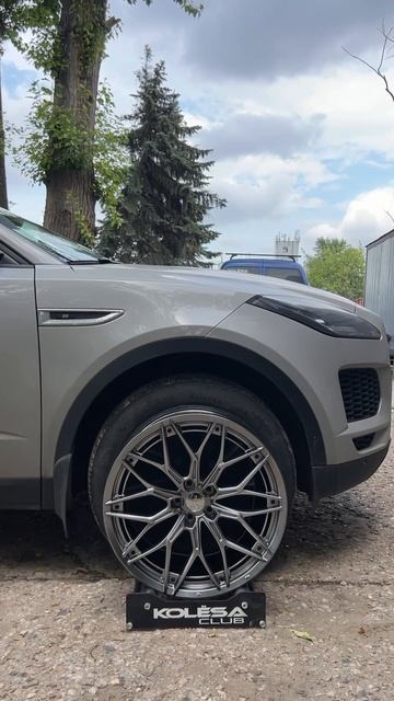Jaguar E-Pace на примерке дисков в 20-ом диаметре