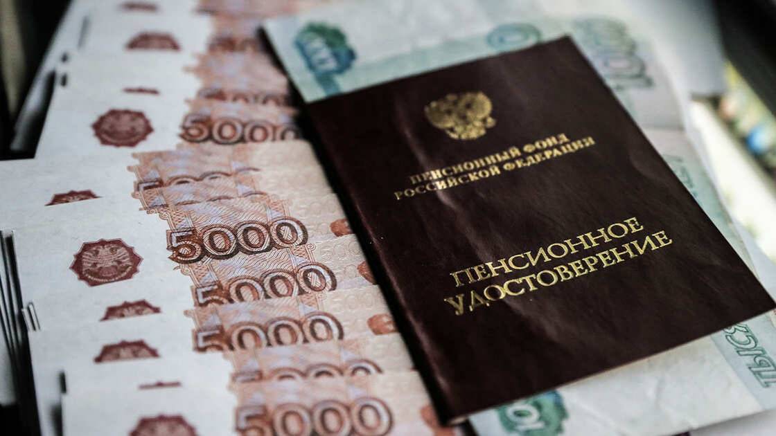 Какие пенсии и пособия не положены работающим?