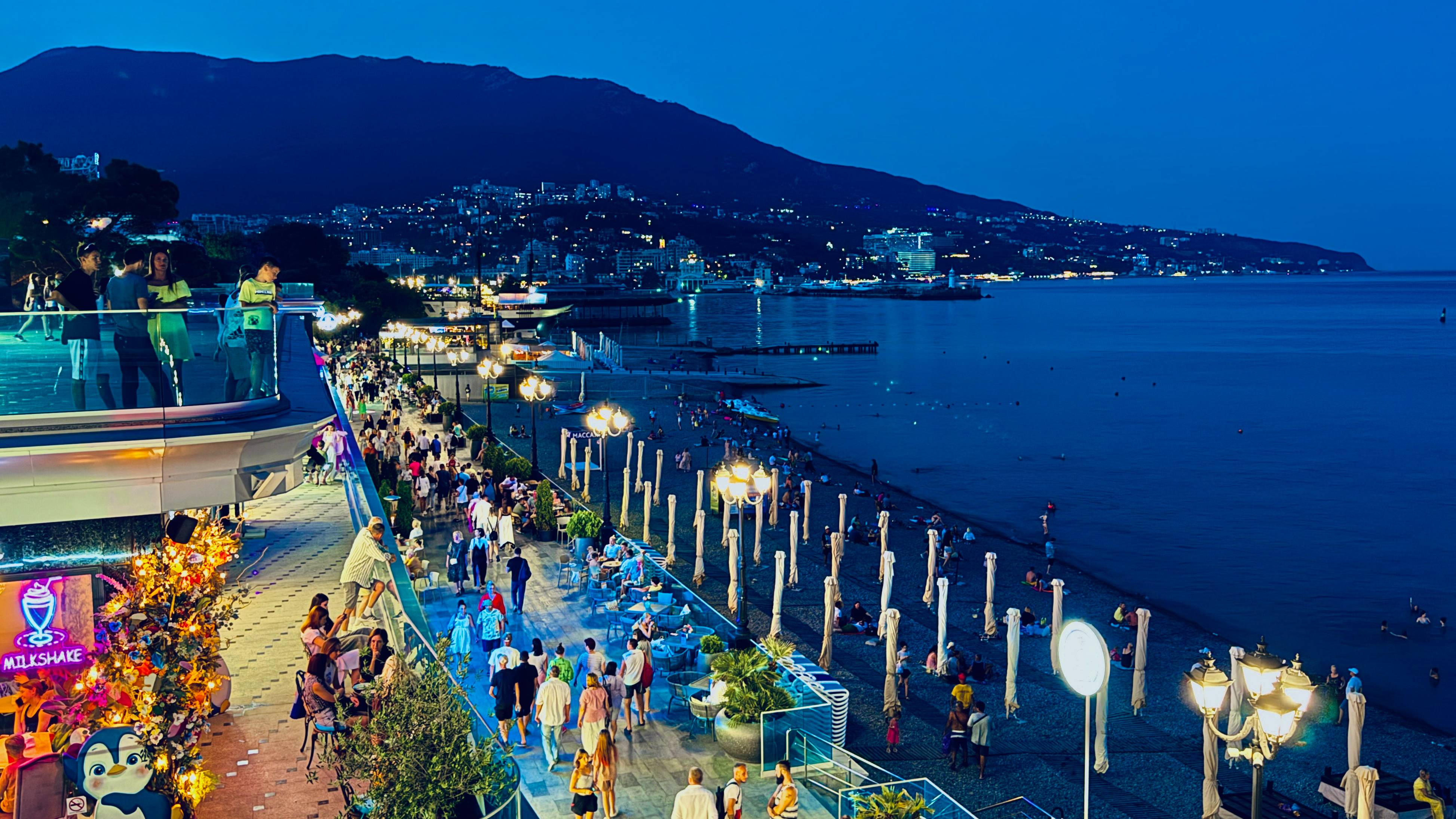 Вечерняя Ялта. Аншлаг. Без комментариев. Прошлись по всей Набережной. Отдых в Крыму 2025