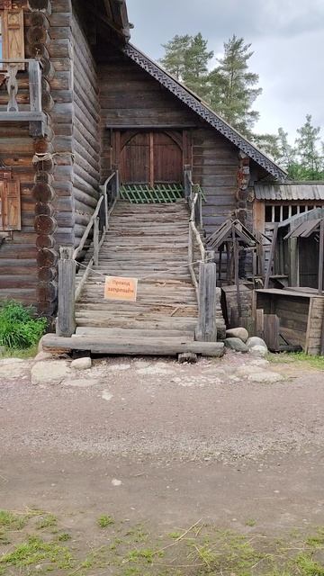 С торца.Жилой дом крестьянина Е.А. Костина. .Петербургские Кижи-Невский лесопарк