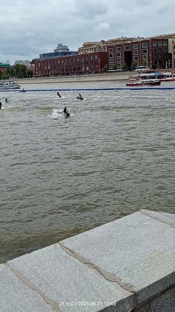 Москва выполнение трюков на воде между соревнованиями формулы-1