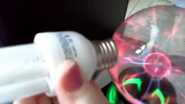 Опыты с сувениром - катушкой Тесла..