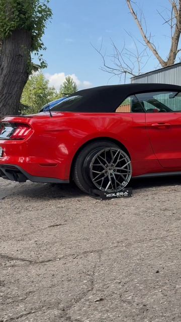 Ford Mustang на примерке дисков в 19-ом диаметре