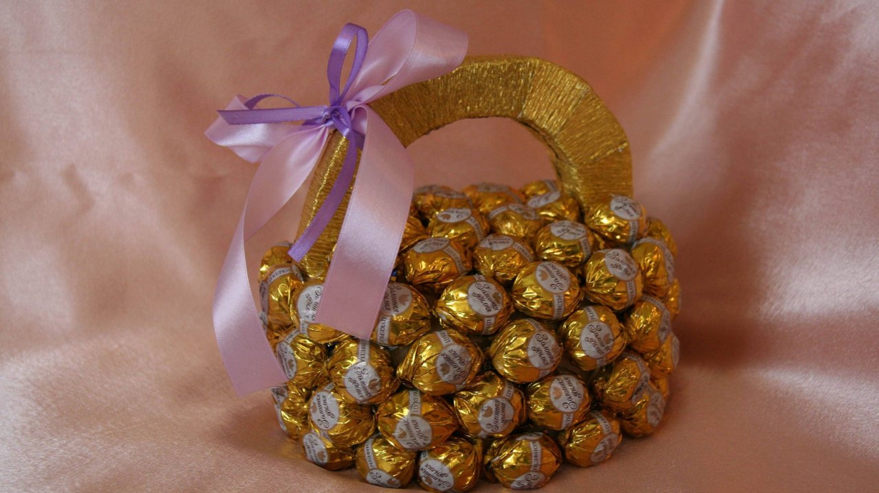 Удивительно красивые композиции из конфет*