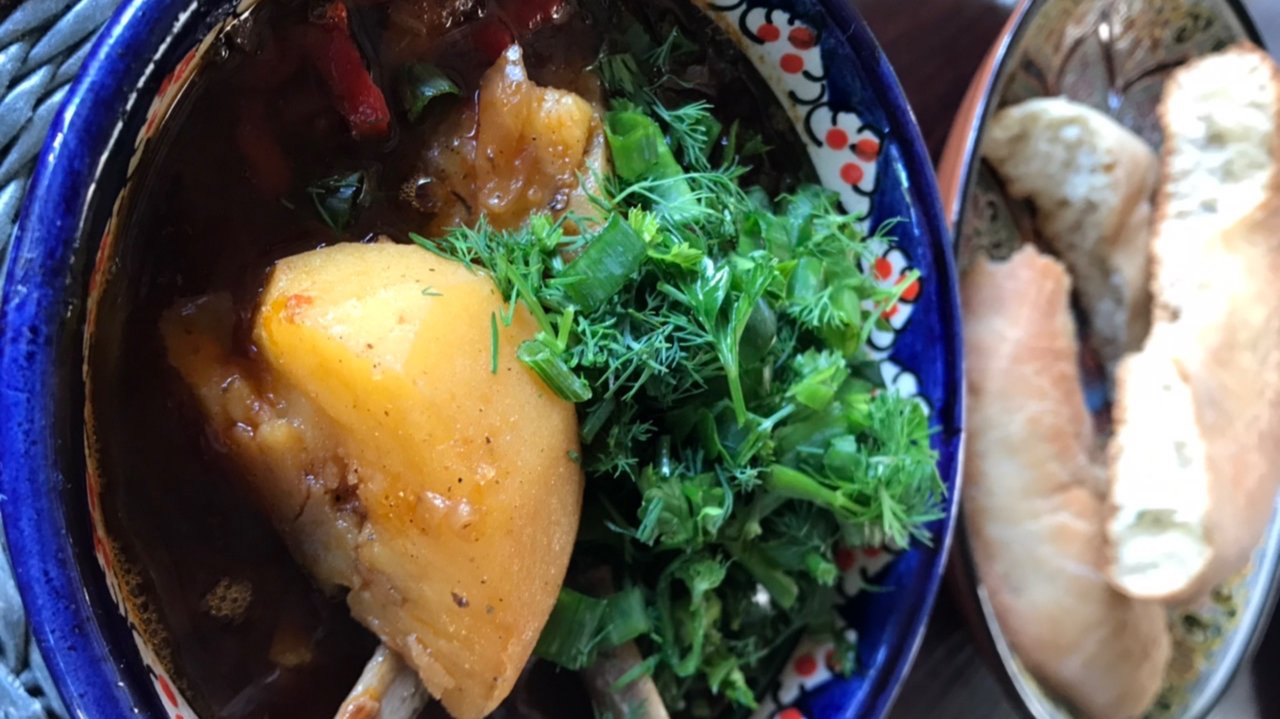 ЛЁША ГОТОВИТ. 
Жареная шурпа ( ковурма) из баранины в казане , на костре.