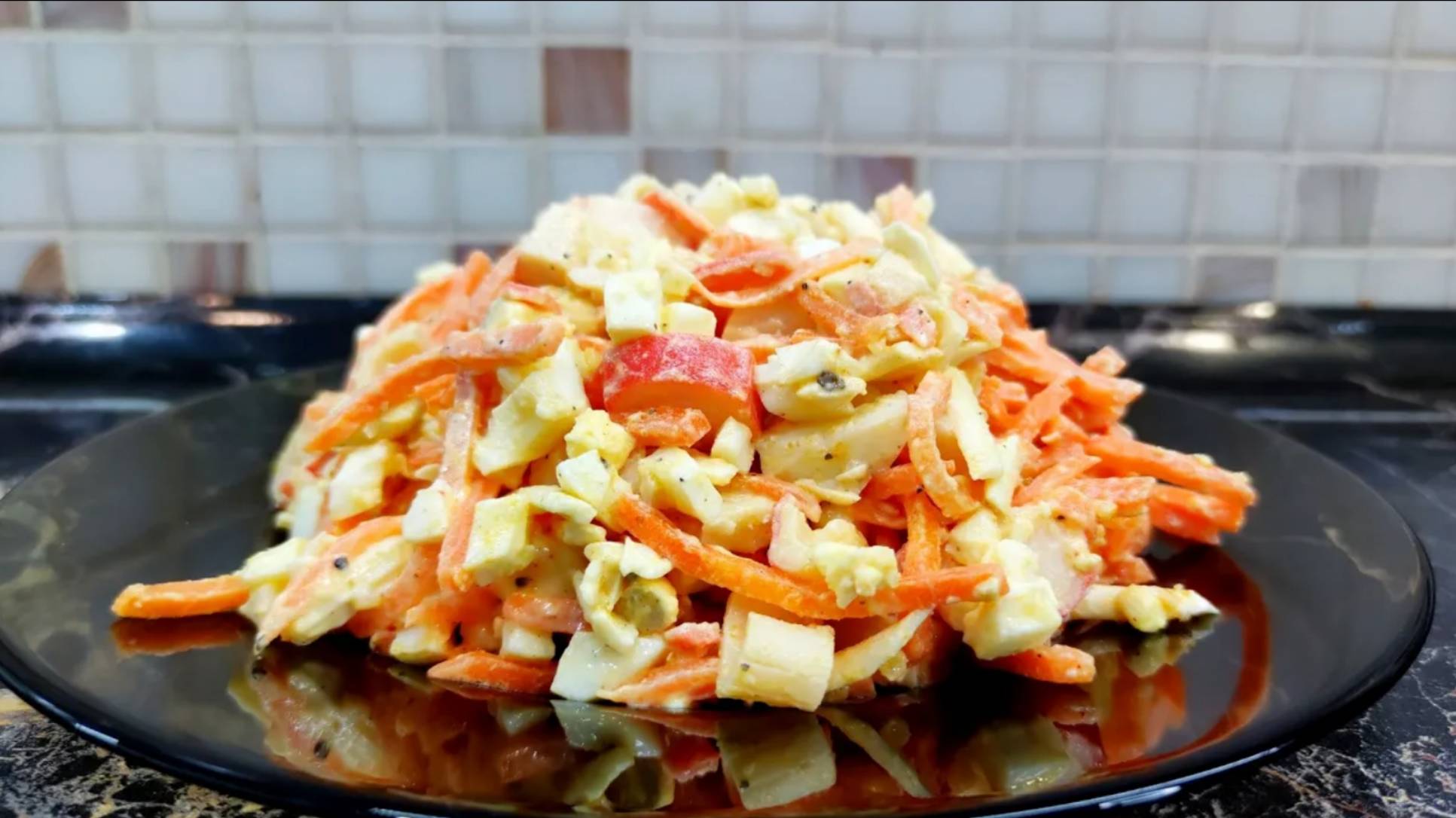 Салат с крабовыми палочками. Готовил себе а СКУШАЛИ все. Очень вкусный салат.