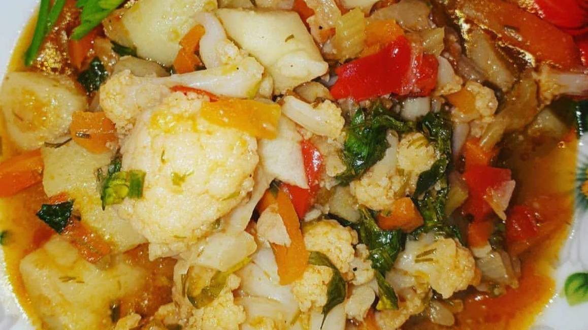 Сабджи из цветной капусты и картофеля.