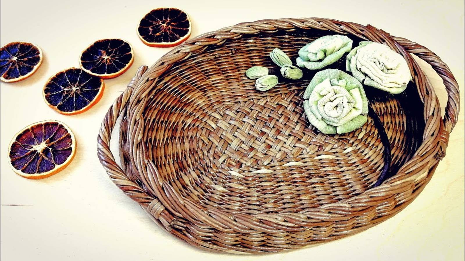 Овальный поднос из бумажной лозы своими руками