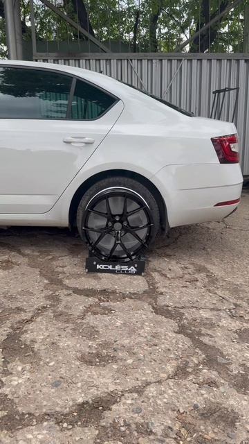 Skoda Octavia на примерке дисков в 18-ом диаметре