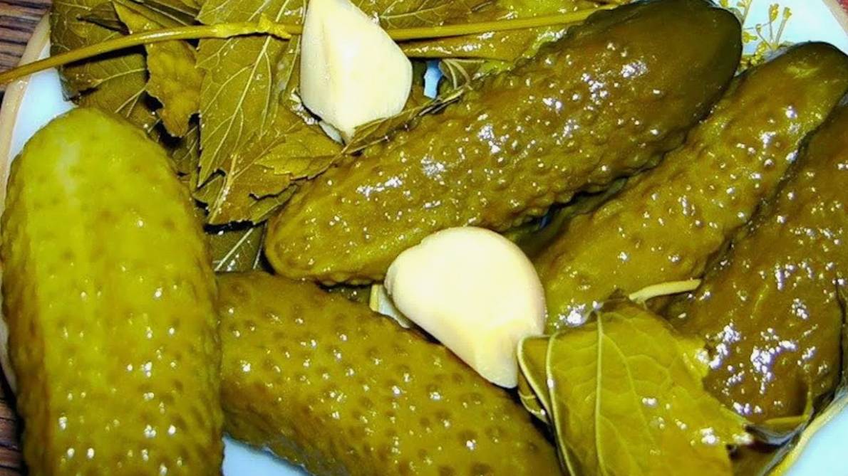 Соленые огурцы.