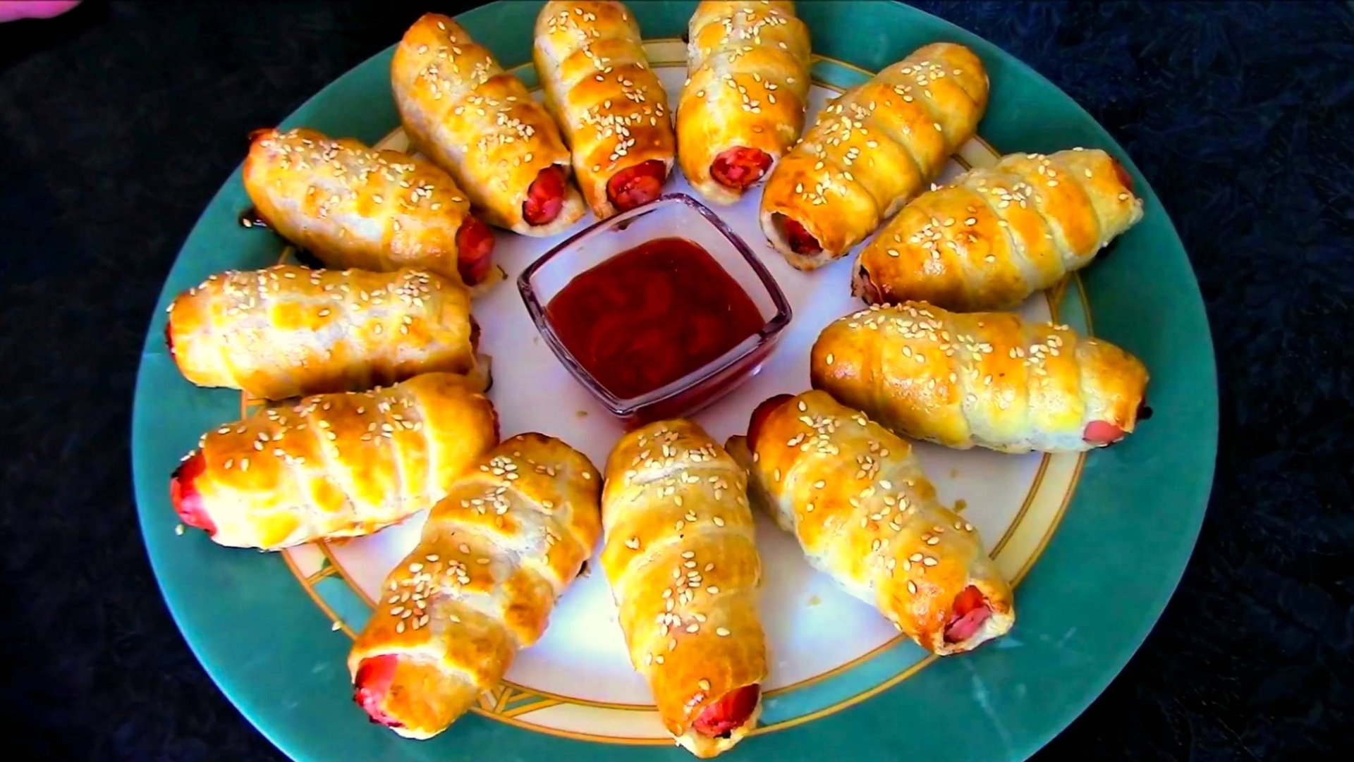 Сосиски в слоеном тесте