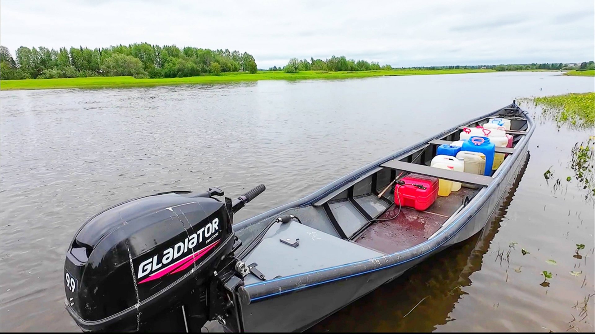 ПОЛТОННЫ ЗАГРУЗИЛ В ЛОДКУ УРАЛОЧКУ / С ТАКИМ ГРУЗОМ ИДЁТ БЫСТРО ПРОТИВ И ПО ТЕЧЕНИЮ ЛЕГКО.