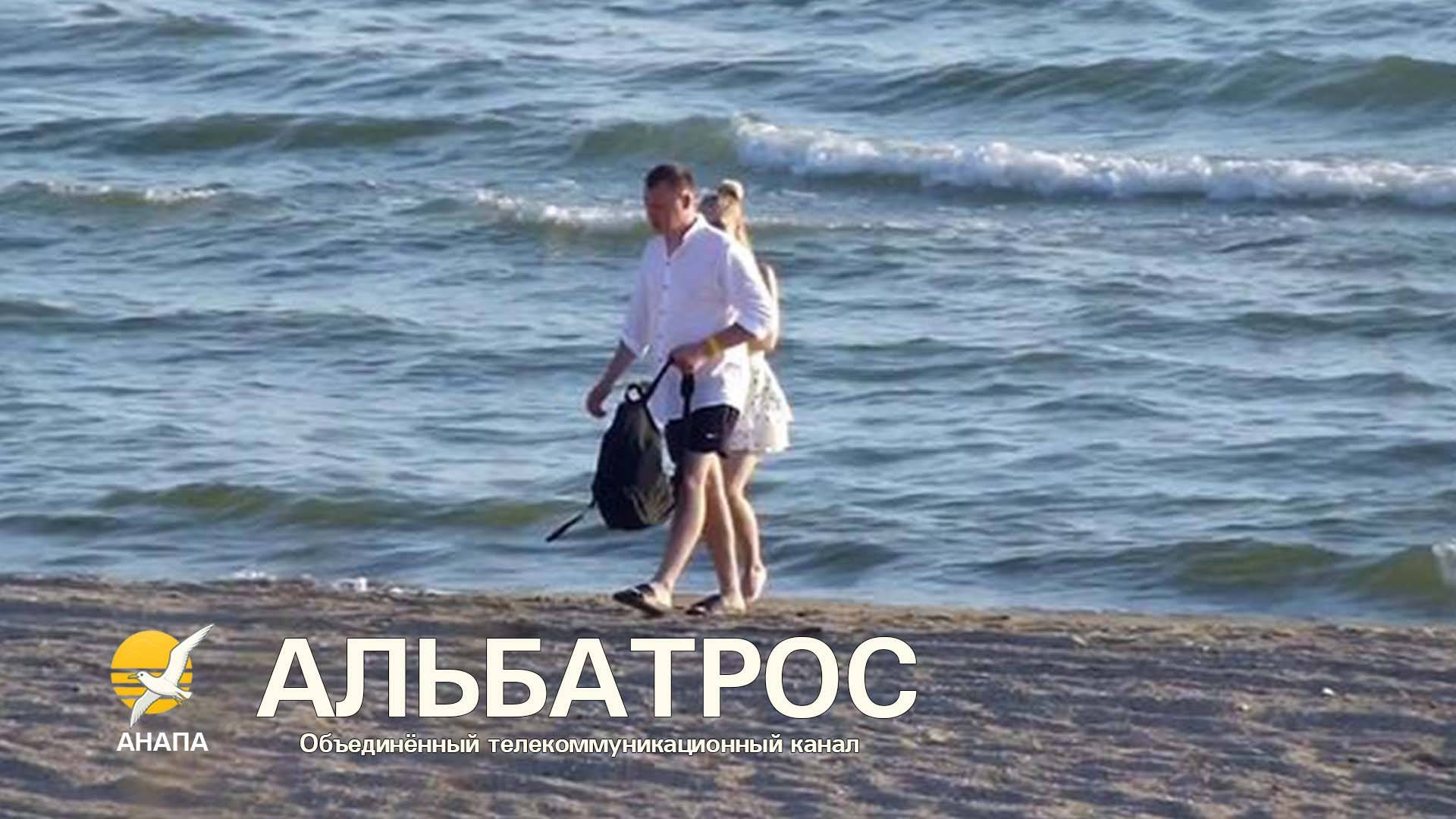 Обстановка в Анапе. Море. Пляж София. Вечер перед закатом. Купание запрещено. Мало людей. Жара +31