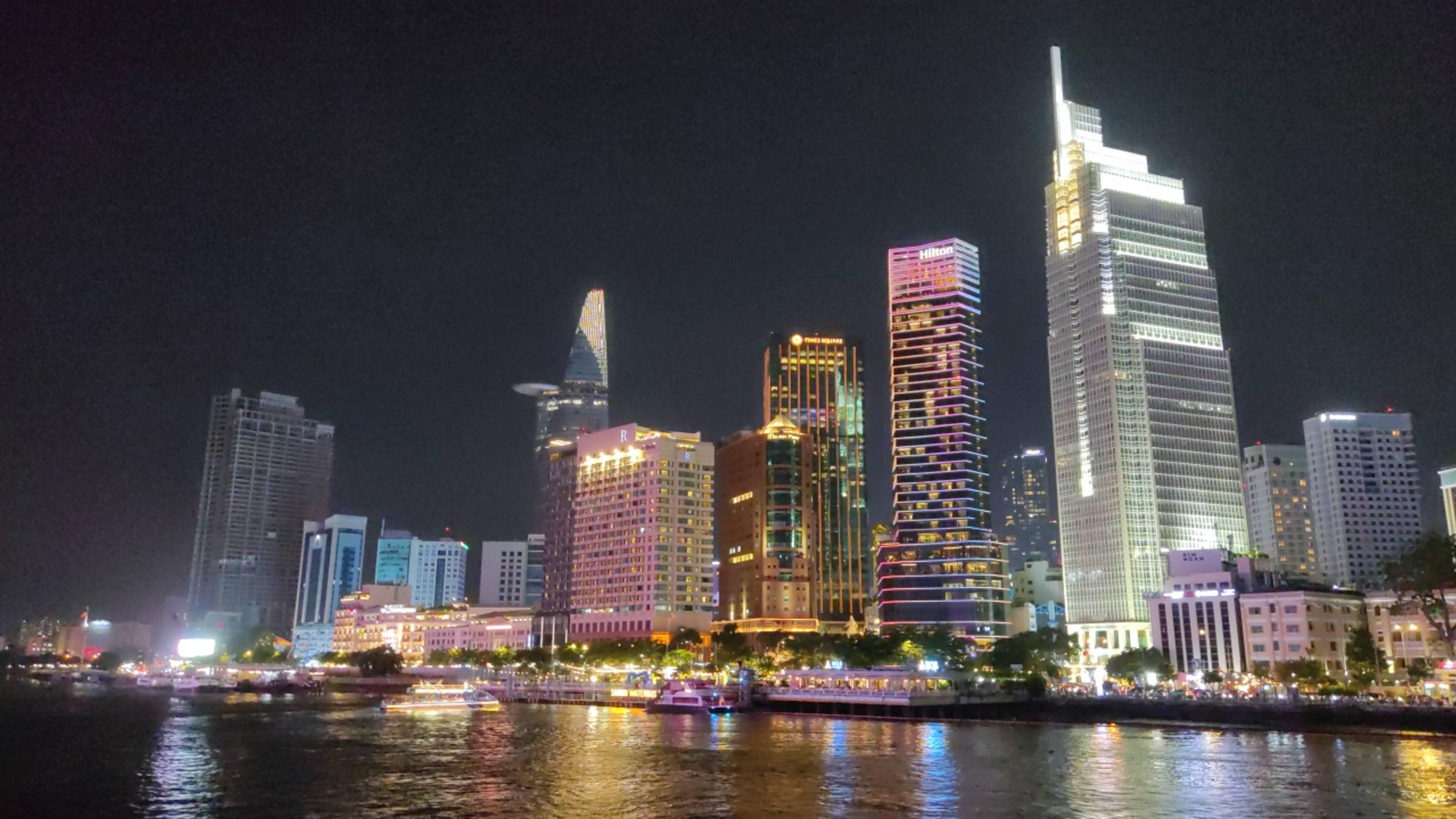 Ночной Сайгон с воды