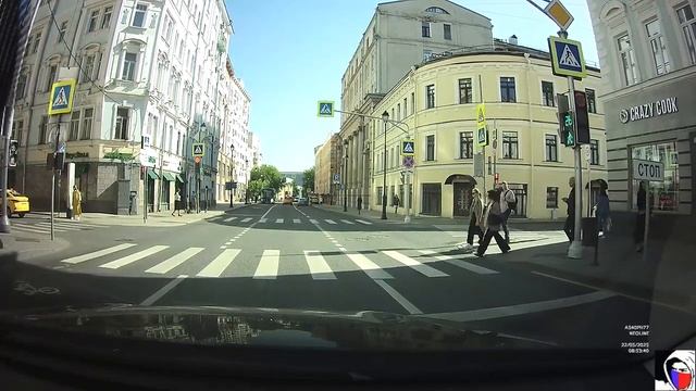 Такси и Велосипедист. Таксист не пропустил мигалку и въехал в велосипедиста. #авария  #велосипедист