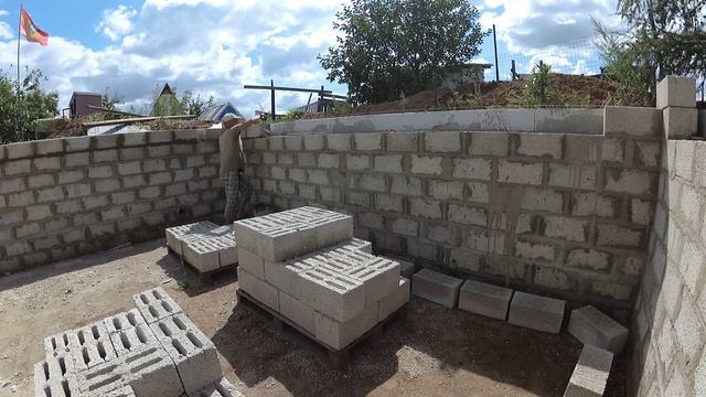 Стены теплицы приходится уже закапывать.