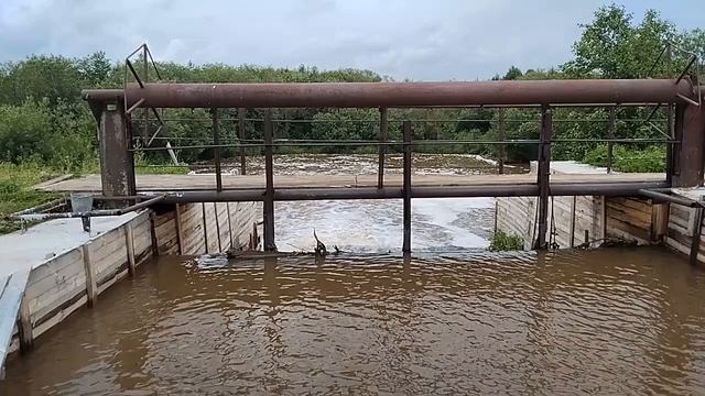 Руины часовни и ремонт плотины в Чутыре
