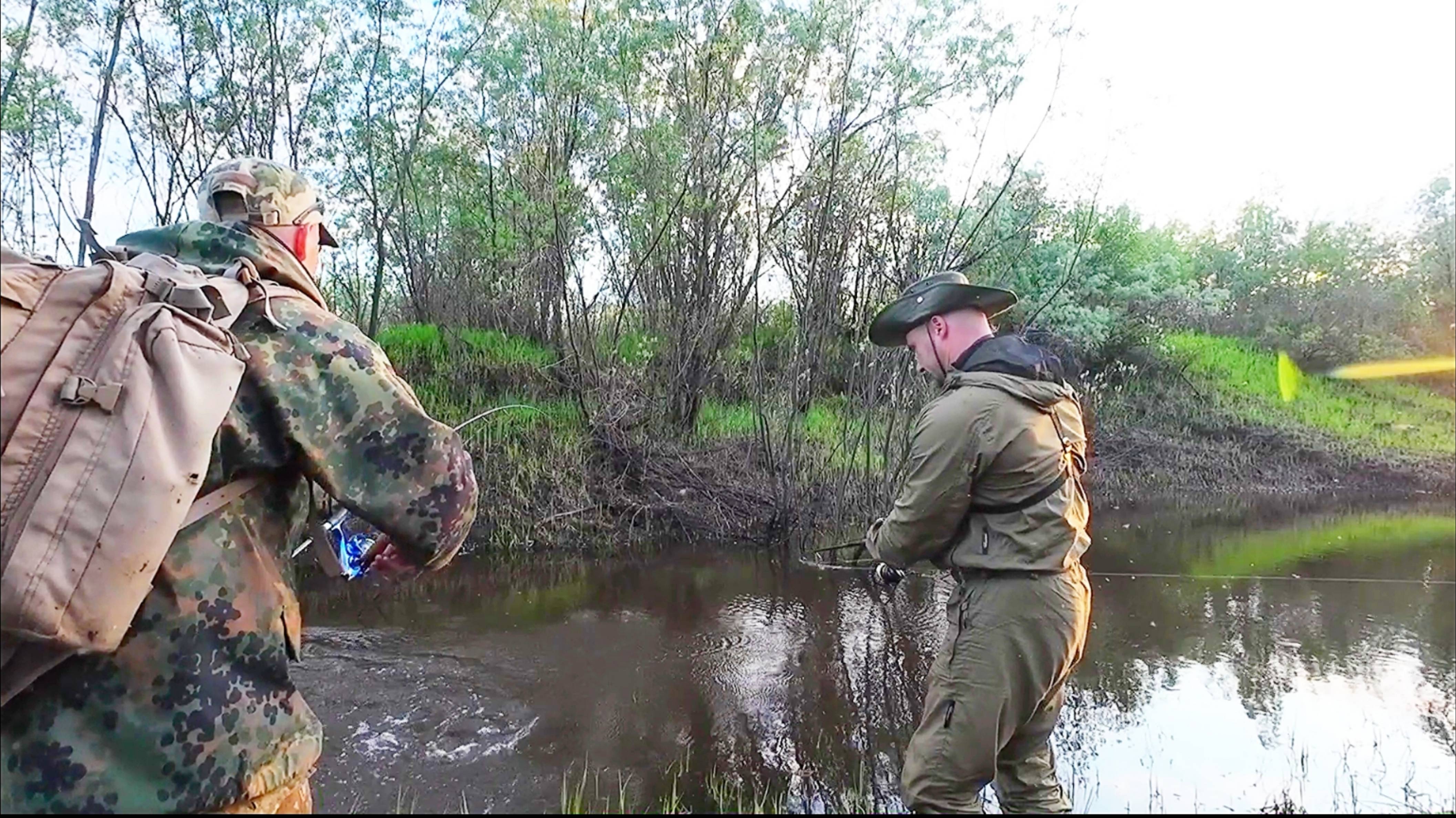 ТАСКАЕМ ЩУК ИЗ РУЧЬЯ НА СПИННИНГ / РЫБАЛКА НА КРАЙНЕМ СЕВЕРЕ / ХИЩНИК СКОПИЛСЯ В УЗКОЙ ПРОТОКЕ.