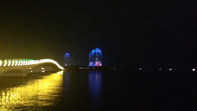 Феникс вечером!Море и мост!