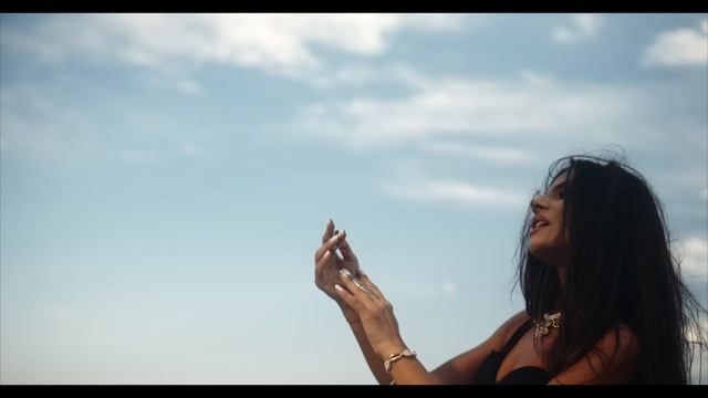 REEA - Mon Amour (Official Video) (2160p_25fps_AV1-128kbit_AAC)