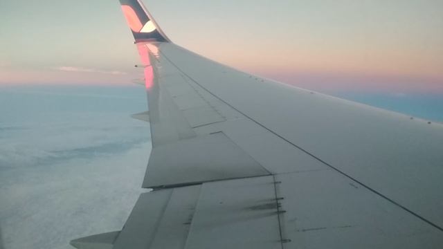 Под крылом самолёта....о чём то поёт...