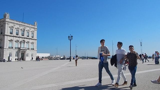 Лиссабон!Площадь Коммерции!