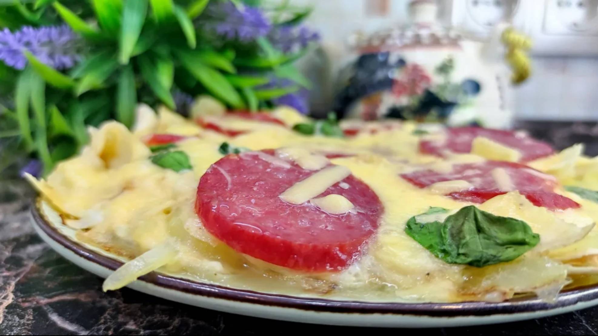 Рецепт омлета. Омлет с лавашем колбасой и помидорами. Завтрак за 10 минут.