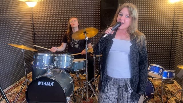 Барабаны и вокал. Музыкальная студия.