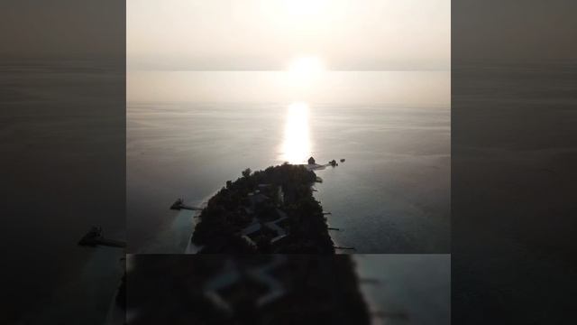 Мальдивы) Рассвет) Съёмка навстречу солнцу.  Maldives) Dawn) Filming towards the sun.