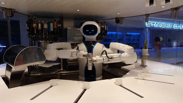 Приготовление коктейля роботом-гуманоидом на MSC Virtuosa. Cocktail making at MSC Virtuosa.