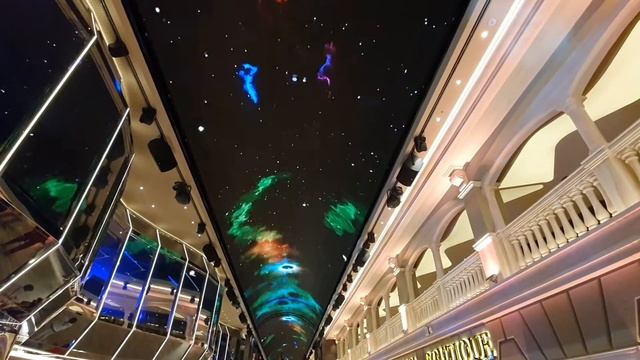 Космическое представление на променаде MSC Virtuosa.  A space show at the MSC Virtuosa boardwalk.