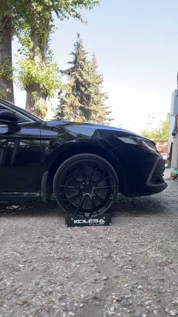 Toyota Camry на примерке дисков в 19-ом диаметре