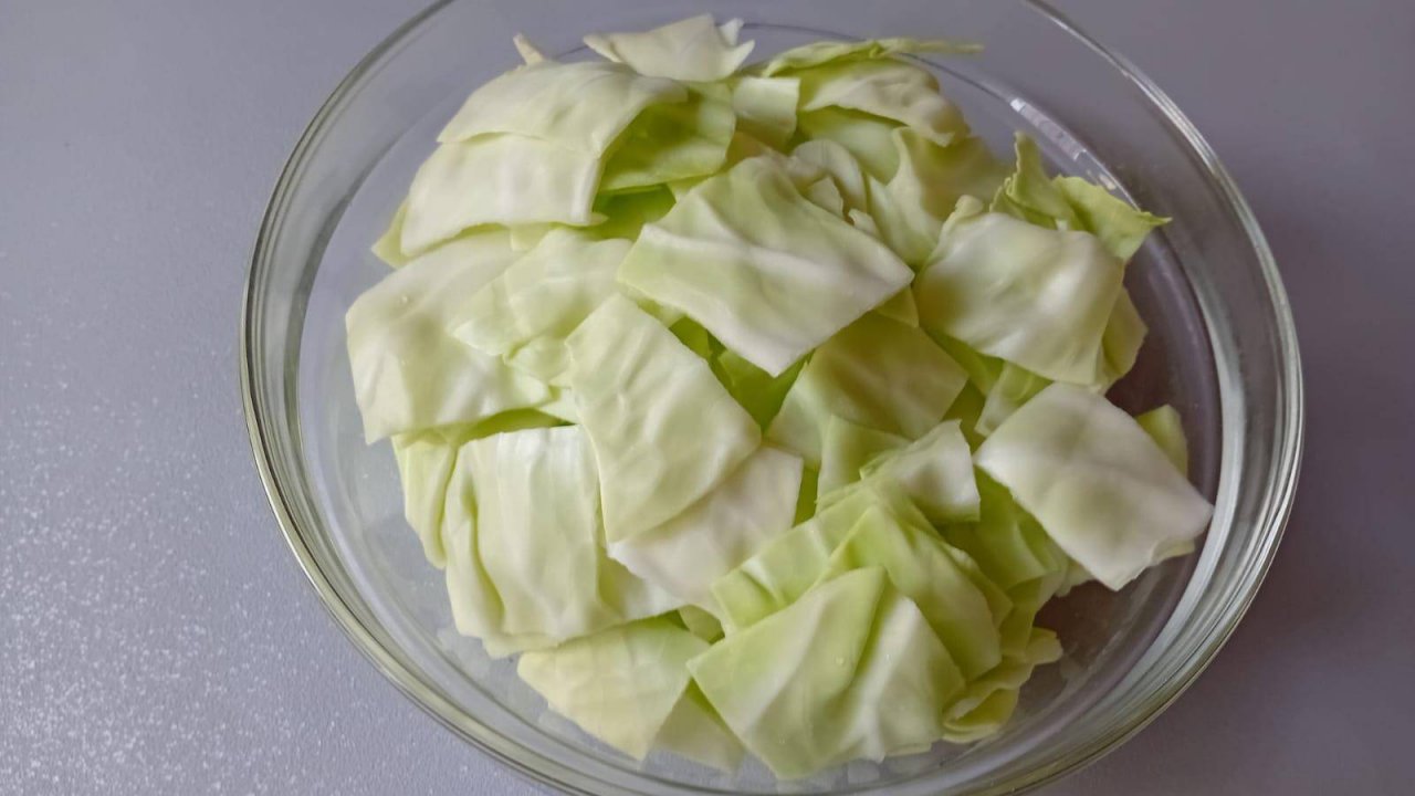 Похрустим. Маринованная капуста со свеклой и лодочки из перцев