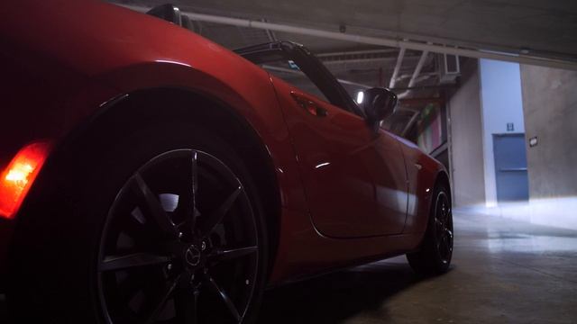 Красный спортивный автомобиль