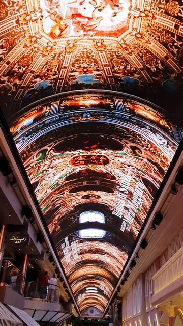 Одно из представлений на променаде MSC VIRTUOSA. One of the shows on the MSC VIRTUOSA boardwalk.