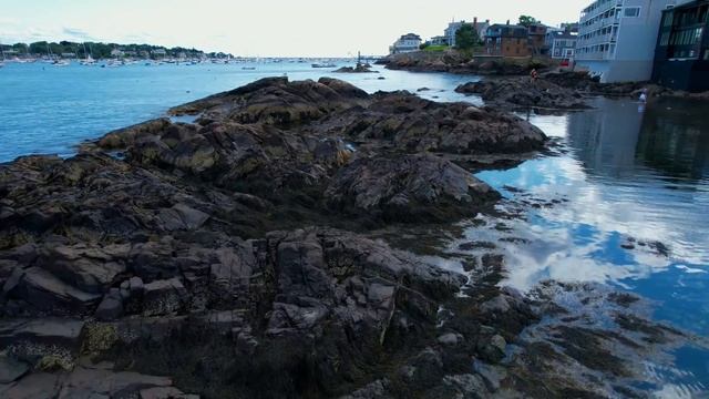 Пришвартованные лодки на воде