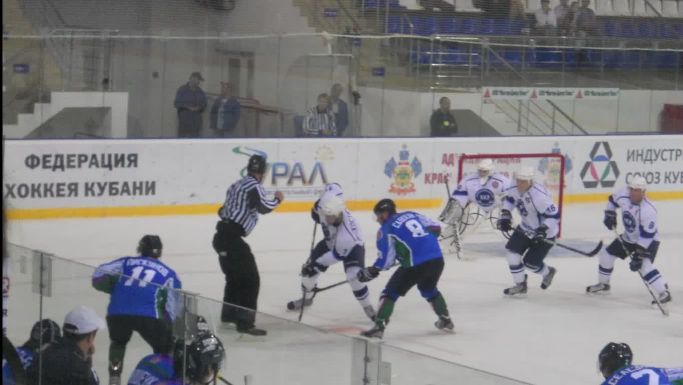 Иноземец играет в хоккей. Филадельфия Флайерс