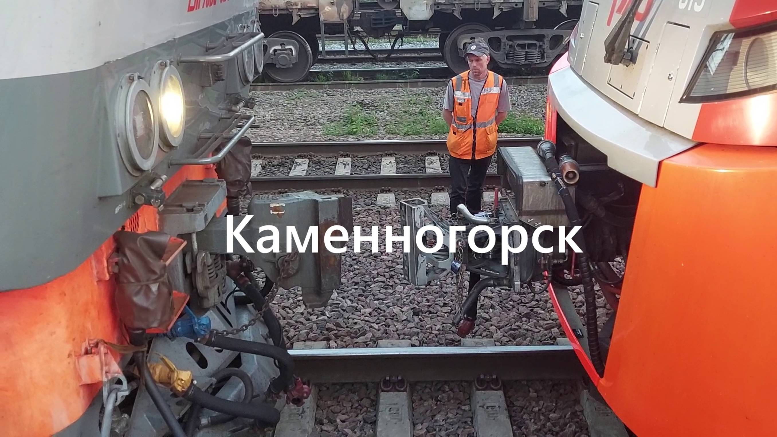 Ласточка и ТЭП 70БС-324: сцепление в действии на железной дороге