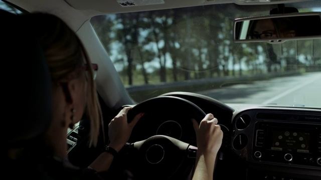 Блондинка за рулем автомобиля