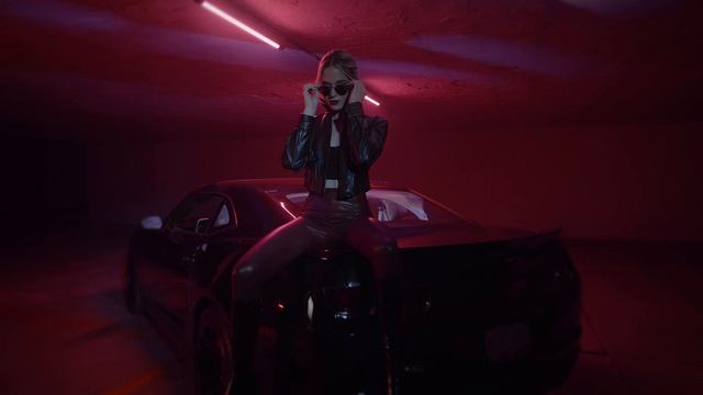 Стильная женщина сидит на спортивной машине