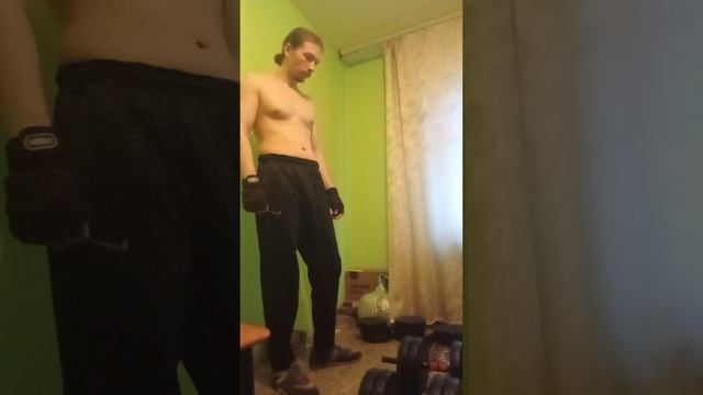 Делаю жим стоя шраги и бицепс