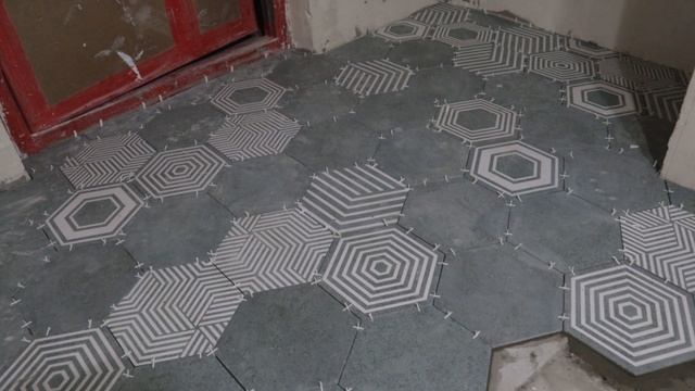 Необычный дизайн шестиугольной плитки в прихожей комнате, весь процес.