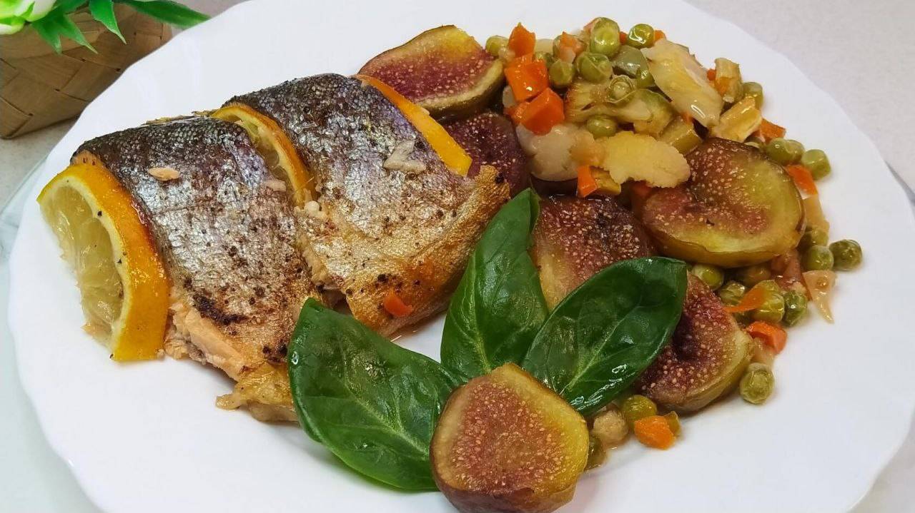 Рыба форель запечённая с инжиром и овощами в духовке