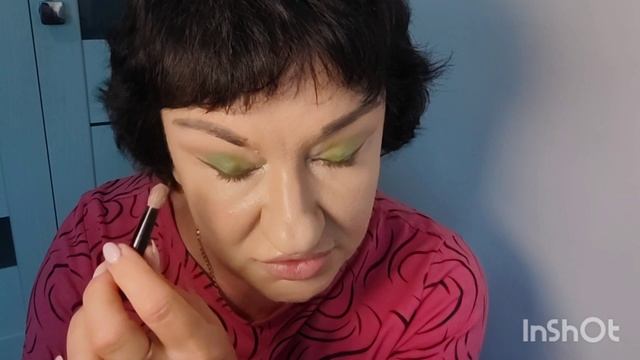 Макияж с новинками, с палаткой теней ВН косметик. Макияж в зелёных тонах.