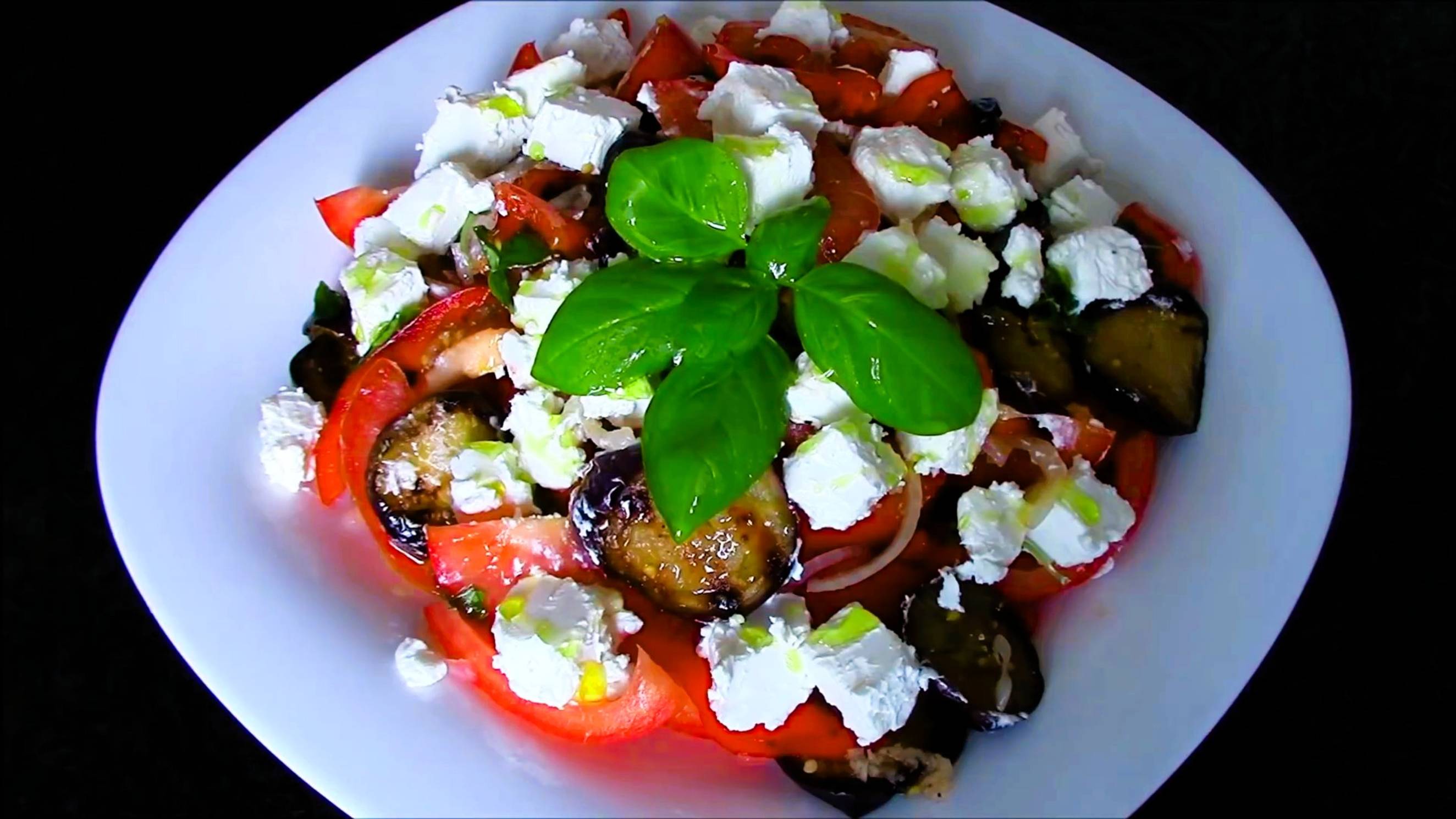 Летний салат из баклажанов с рассольным сыром