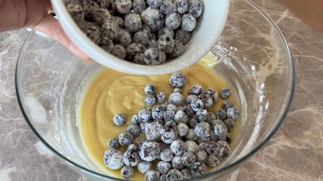 Быстрый пирог с ягодами. Он просто великолепен, нежный, воздушный и бюджетный