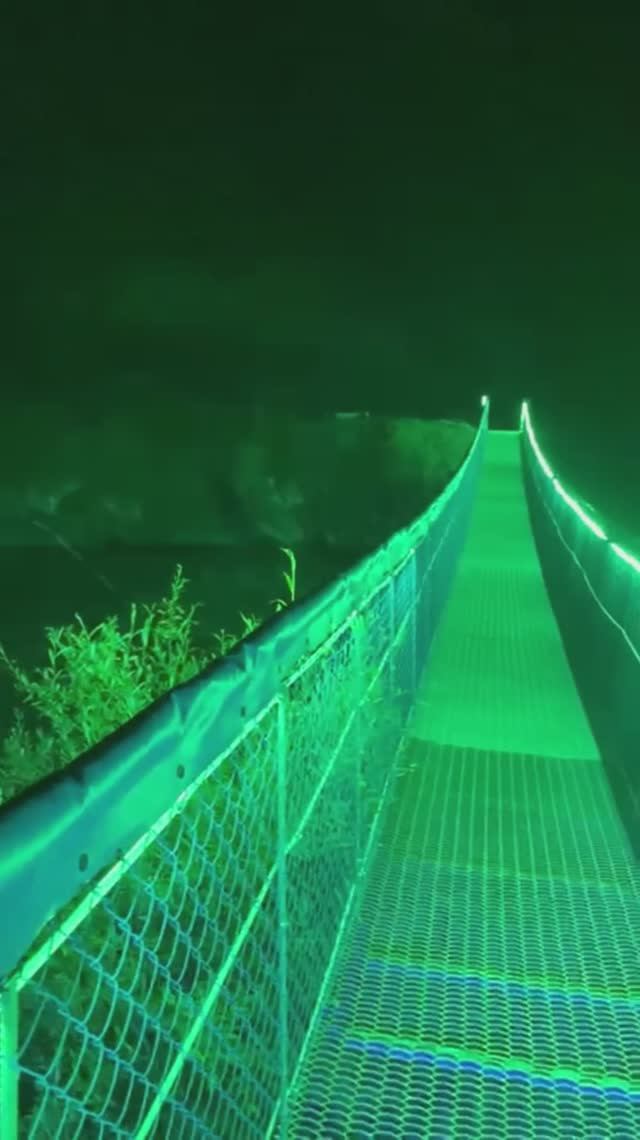 Мостик - Символ надежды и устойчивости в бурном потоке жизни. 🌉